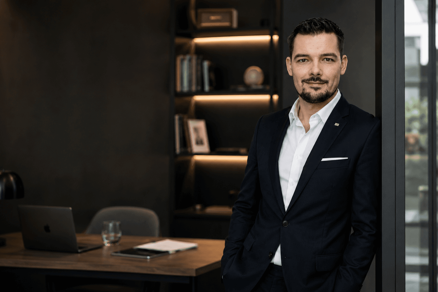 Martin Grabich in einem modernen Büro mit ruhiger, professioneller Ausstrahlung